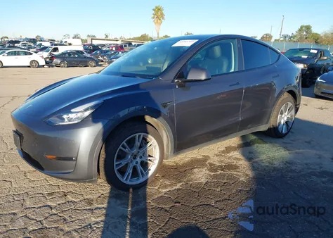 2021 Tesla Model Y Long Range Dual Motor All-Wheel Drive z USA, uszkodzony, nr VIN 5YJYGDEE6MF233902